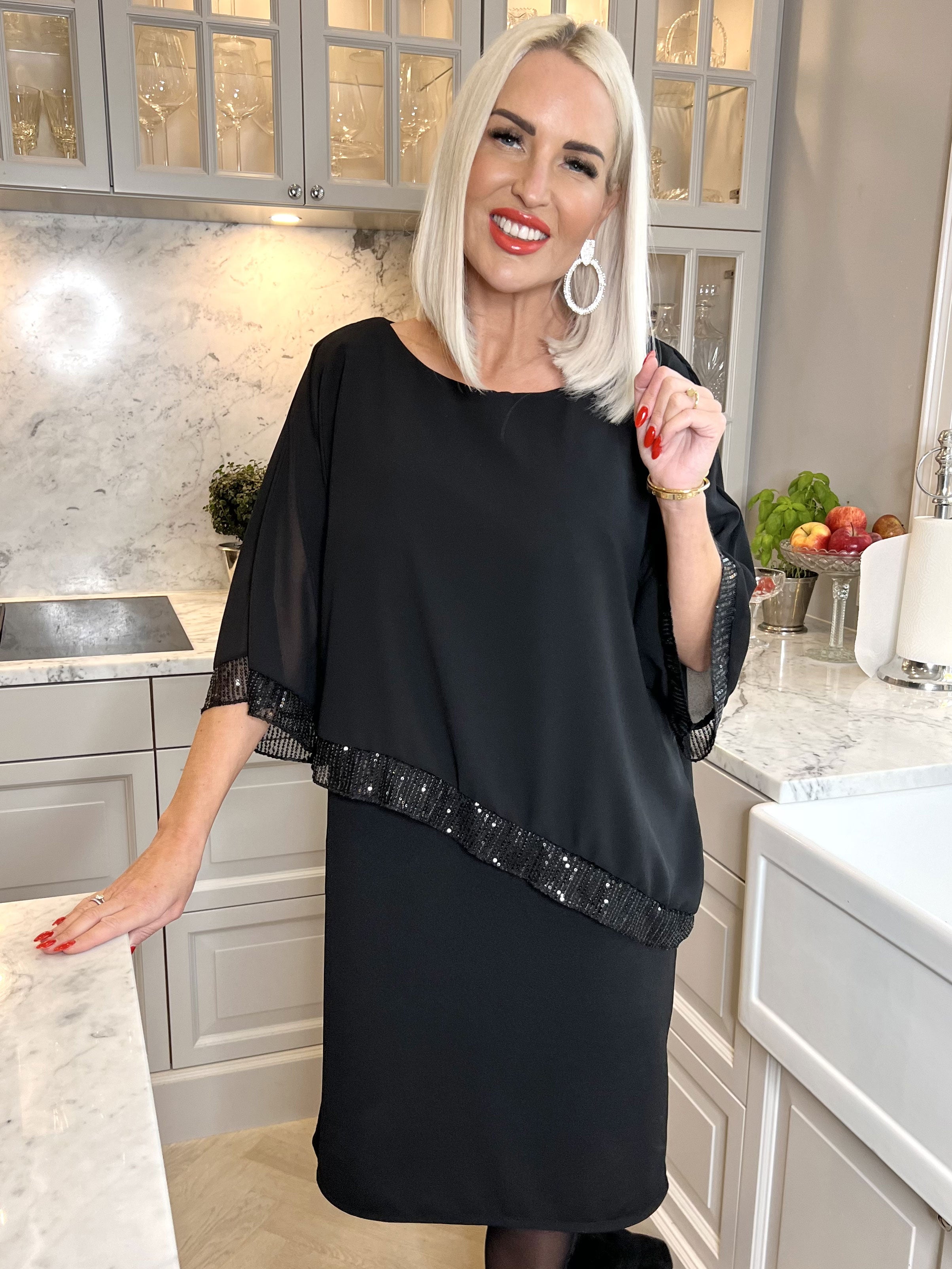 Amna - Elegant klänning med paljettkant - Black